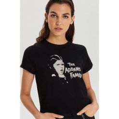 Krótka koszulka The Adams Family - Czarny. Czarne t-shirty damskie Cropp, xs. W wyprzedaży za 15,99 zł.