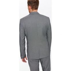 MARYNARKA MĘSKA OD GARNITURU, ZE STRUKTURALNEJ TKANINY O KROJU SLIM. Szare marynarki męskie slim fit Top Secret, z tkaniny. Za 119,99 zł.