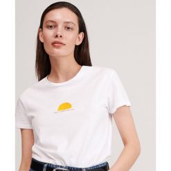 T-shirt z mini nadrukiem - Biały. Białe t-shirty damskie Reserved, s, z nadrukiem, bez kołnierzyka. Za 29,99 zł.