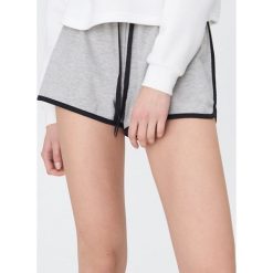 Krótkie dresowe szorty - Jasny szary. Szare szorty damskie Sinsay, s, bez wzorów, z dzianiny. Za 29,99 zł.