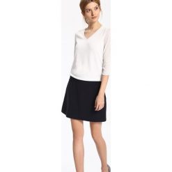 SWETER DŁUGI RĘKAW DAMSKI LUŹNY. Białe swetry damskie Top Secret, na lato, bez wzorów, z dzianiny, eleganckie, z długim rękawem, długie, bez kaptura. W wyprzedaży za 34,99 zł.