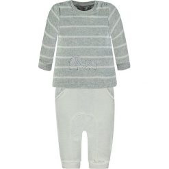 2-częściowy zestaw w kolorze szaro-białym. Białe t-shirty chłopięce marki Kanz, z aplikacjami, długie. W wyprzedaży za 47,95 zł.