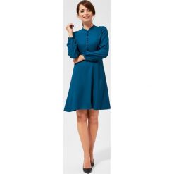 Sukienka z guzikami przy dekolcie. Sukienki damskie Moodo, na imprezę, xl, bez wzorów, z poliesteru, bez kołnierzyka, bez rękawów. Za 49,99 zł.
