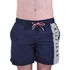 Tommy Hilfiger Plavkové kraťasy Medium Drawstring UM0UM01066 -416 Navy Blaze r (rozmiar L). Niebieskie kąpielówki męskie TOMMY HILFIGER, m, bez wzorów. W wyprzedaży za 202,00 zł.