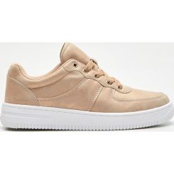 Sneakersy - Beżowy. Brązowe sneakersy damskie Cropp. W wyprzedaży za 29,99 zł.