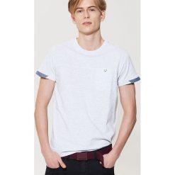 T-shirty męskie: T-shirt z kontrastowym detalem – Jasny szar