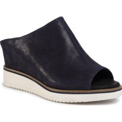 Klapki TAMARIS - 1-27200-24 Navy Pearl 877. Niebieskie klapki damskie Tamaris, bez wzorów, ze skóry, bez obcasa, na obcasie. Za 289,00 zł.