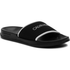 Klapki Calvin Klein Slide KW0KW00780. Czarne klapki damskie Calvin Klein, bez wzorów, bez obcasa. W wyprzedaży za 99,00 zł.