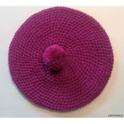 Unikatowy beret z pomponem. Czerwone berety damskie Pakamera, bez wzorów. Za 150,00 zł.
