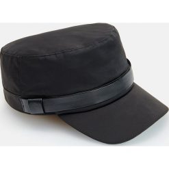 Czapka fidelka z paskiem - Czarny. Czarne czapki damskie Reserved, bez wzorów. W wyprzedaży za 29,99 zł.