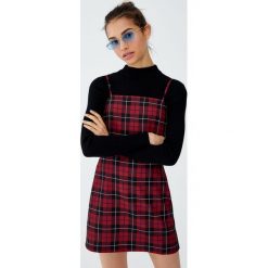 Sukienka mini w kratkę. Czerwone sukienki damskie Pull&Bear, w kratkę, bez kołnierzyka, bez rękawów, mini. Za 69,90 zł.