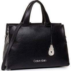 Torebka CALVIN KLEIN - Neat Tote Md K60K606426 BLK. Czarne torebki klasyczne damskie Calvin Klein, bez wzorów, ze skóry ekologicznej, klasyczne, bez dodatków. W wyprzedaży za 559,00 zł.