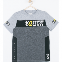 Koszulka. Szare t-shirty chłopięce NOWHERE NOW HERE, z aplikacjami, z bawełny, z krótkim rękawem. Za 45,90 zł.