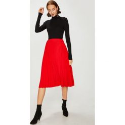 Answear - Spódnica. Czerwone spódniczki damskie ANSWEAR, s, z elastanu, z podwyższonym stanem, midi, rozkloszowane. W wyprzedaży za 79,90 zł.