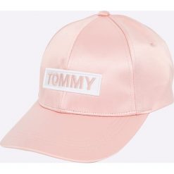 Tommy Jeans - Czapka. Różowe czapki damskie Tommy Jeans, bez wzorów, z poliesteru. W wyprzedaży za 129,90 zł.