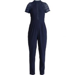 Little Mistress Kombinezon navy. Niebieskie kombinezony damskie marki Little Mistress, z elastanu. Za 399,00 zł.