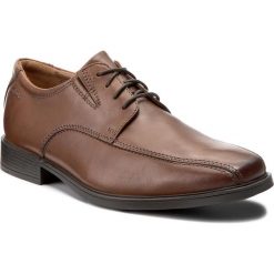 Półbuty CLARKS - Tilden Walk 261300957 Dark Tan Leather. Pomarańczowe buty wizytowe męskie Clarks, ze skóry ekologicznej, bez zapięcia. W wyprzedaży za 219,00 zł.