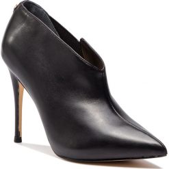 Szpilki GUESS - Ondrea FL5OND LEA09 BLACK. Czarne półbuty damskie Guess, z aplikacjami, ze skóry ekologicznej, eleganckie, bez obcasa, na obcasie, bez zapięcia. W wyprzedaży za 549,00 zł.