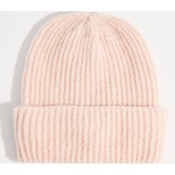 Czapka beanie z dzianiny w prążki - Różowy. Czerwone czapki damskie Mohito, w prążki, z dzianiny. Za 39,99 zł.