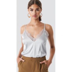 NA-KD Party Top na ramiączkach z koronką - Grey,Silver. Szare topy damskie marki NA-KD Party, w koronkowe wzory, z satyny, bez kołnierzyka. Za 92,95 zł.