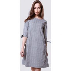 Jasnoszara Sukienka Appropriate. Szare sukienki damskie Born2be, bez wzorów, z okrągłym kołnierzem, bez rękawów, mini. Za 59,99 zł.