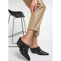 Czarne Klapki Vasquez. Czarne klapki damskie Renee, z aplikacjami, z jeansu, bez obcasa, na obcasie. Za 129,99 zł.
