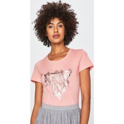 Guess Jeans - Top. Białe bluzki damskie Guess Jeans, s, z nadrukiem, z bawełny, z okrągłym kołnierzem. Za 169,90 zł.