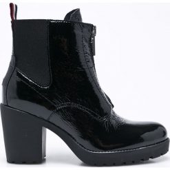 Hilfiger Denim - Botki. Czarne buty zimowe damskie marki Hilfiger Denim, z denimu, z okrągłym noskiem, na obcasie. W wyprzedaży za 359,90 zł.