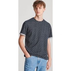 T-shirt ze strukturalnej dzianiny - Granatowy. Niebieskie t-shirty męskie Reserved, s, bez wzorów, z dzianiny, bez kołnierzyka. Za 59,99 zł.