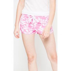Superdry - Szorty. Różowe spodenki sportowe damskie marki Superdry, s, bez wzorów, z poliesteru, sportowe. W wyprzedaży za 89,90 zł.