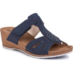 Klapki INBLU - EP043F01 Cobalt Blue. Niebieskie klapki damskie Inblu, z aplikacjami, ze skóry ekologicznej, bez obcasa, na obcasie. Za 89,99 zł.