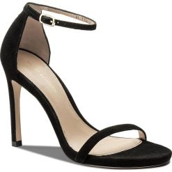 Sandały STUART WEITZMAN - Nudistsong XL17434 Black Suede. Czarne klapki damskie marki Stuart Weitzman, bez wzorów, ze skóry, bez obcasa, na obcasie. Za 2000,00 zł.