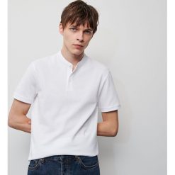 Koszulka polo ze stójką - Biały. Białe koszulki męskie Reserved, s, bez wzorów, polo, bez rękawów. Za 49,99 zł.