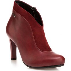 Buty damskie. Czerwone botki damskie Wittchen, ze skóry, bez obcasa, bez zapięcia. W wyprzedaży za 299,90 zł.