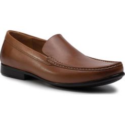 Półbuty CLARKS - Claude Plain 261386507 Tan. Pomarańczowe buty wizytowe męskie Clarks, bez wzorów, ze skóry, eleganckie, bez zapięcia. W wyprzedaży za 199,00 zł.