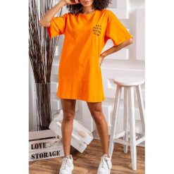 Tunika BERDOSIA ORANGE. Pomarańczowe tuniki damskie IVET, z nadrukiem, bez kołnierzyka, z krótkim rękawem. W wyprzedaży za 39,00 zł.