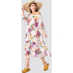 Trendyol Sukienka w kwiaty z odkrytymi ramionami - Beige,Multicolor. Szare długie sukienki marki Trendyol, na co dzień, z elastanu, casualowe, dopasowane. W wyprzedaży za 113,37 zł.