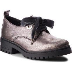 Oxfordy TOMMY JEANS - Metallic Cleated Sho EN0EN00378 Steel Grey 039. Szare półbuty damskie Tommy Jeans, eleganckie, bez obcasa, na obcasie, bez zapięcia. W wyprzedaży za 329,00 zł.