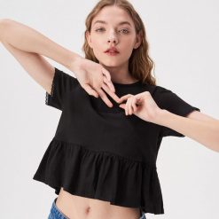 Krótki t-shirt z falbanką - Czarny. Czarne t-shirty damskie Sinsay, s, bez wzorów, z falbankami. Za 19,99 zł.
