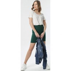 Ciemnozielona Spódnica Aroanisse. Zielone spódniczki damskie Born2be, s, bez wzorów, z dzianiny, sportowe, mini, sportowe. Za 54,99 zł.