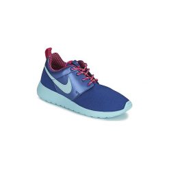 Buty Dziecko Nike ROSHE RUN JUNIOR. Niebieskie trampki dziewczęce Nike, bez wzorów, bez zapięcia. Za 231,20 zł.