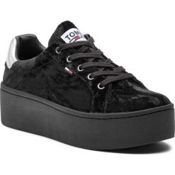 Sneakersy TOMMY JEANS - Crush Velvet Sneaker EN0EN00506 Black 990. Czarne półbuty damskie Tommy Jeans, bez wzorów, z jeansu, bez obcasa, na obcasie, bez zapięcia. W wyprzedaży za 269,00 zł.