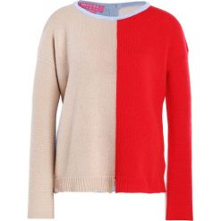 Swetry klasyczne damskie: 81hours Studio BACK TO FRONT Sweter cameld red