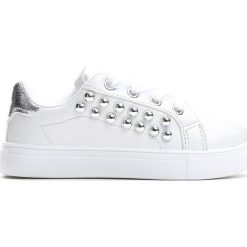Białe Buty Sportowe Running Wild. Białe buty sportowe dziewczęce Born2be, z materiału, z okrągłym noskiem, na sznurówki. Za 39,99 zł.