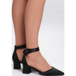 Czarne Czółenka Pastel. Czarne czółenka damskie Inny, bez wzorów, z satyny, ze szpiczastym noskiem, bez obcasa, na obcasie. Za 59,99 zł.