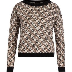 Sweter Liu Jo C69052 MA21J. Pomarańczowe swetry damskie Liu Jo, m, bez wzorów, z poliesteru, klasyczne, bez rękawów, bez kaptura. W wyprzedaży za 349,00 zł.
