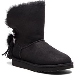 Buty UGG - W Classic Charm Boot 1095717 W/Blk. Czarne buty zimowe damskie marki Ugg, ze skóry. Za 1129,00 zł.