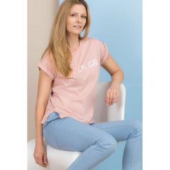 Bluzka w stylu glamour. Białe bluzki damskie marki Monnari, z napisami, z bawełny, glamour, bez kołnierzyka. Za 49,50 zł.