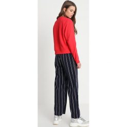 Bluzy damskie: Calvin Klein Jeans MONOGRAM LOGO BADGE Bluza tomato