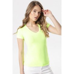 Żółty T-shirt Aegameda. Żółte bluzki damskie Born2be, s, bez wzorów, bez kołnierzyka, bez rękawów. W wyprzedaży za 44,99 zł.